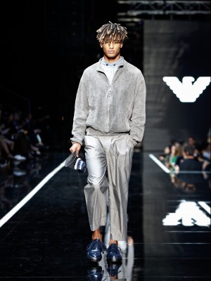 Emporio Armani Boarding Armani Model in glänzendem grauen Anzug