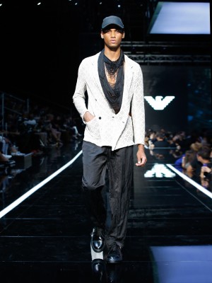 Emporio Armani Boarding SS19 Armani Model in weißem doppelreihigen Sakko, schwarze weite Hose