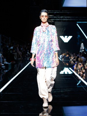 Emporio Armani Boarding SS19 Armani Modell in pailletten besetzter Jacke in Pastell Tönen