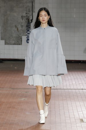 Jil Sander Sommer 2019 Jil Sander Model in grauem weiten Oberteil und Faltenrock