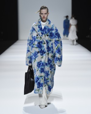 Jil Sander Herbst/Winter 2018 Eg-shape Mantel mit blauen Blumen von Jil Sander