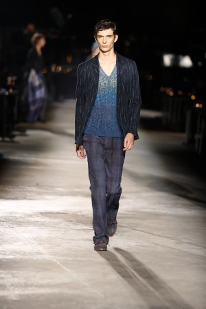 Missoni Sommer 201p Modenschau Missoni Mann in blauem Missoni Pullover