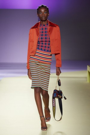 Versace Sommer 2019 Model in bunter Versace Kombi in Mustermix