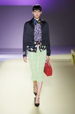 Versace Sommer 2019 Model in Versace Kombi mit Blumenprint