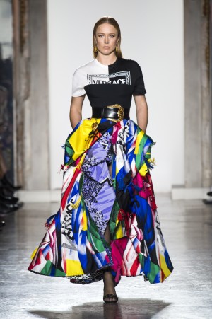 Versace Herbst/Winter 2018 Versace Women Herbst/Winter 2018 Bunter weiter Rock, schwarz weißes T-Shirt mit Versace Logo