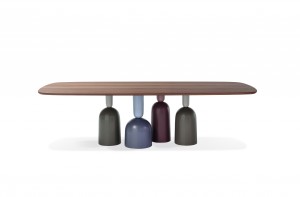 Foto: Bonaldo Ovaler Tisch mit flaschenförmigen Beinen.