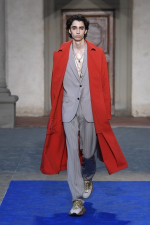 Foto: Roberto Cavalli SS 2019 Roberto Cavalli Men, Roter Mantel Grauer Anzug
