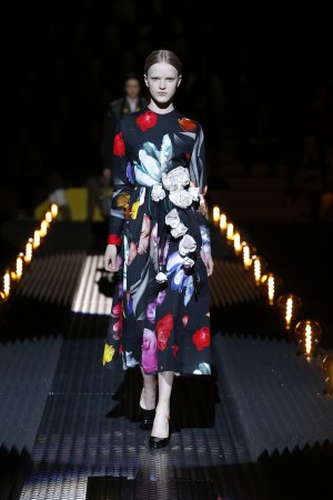 Kleid von Prada Herbst/Winter 2019 mit großem Rosen in 3D Druck