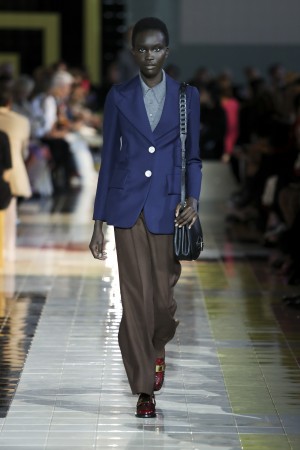 Prada Sommer 2020 Blaues Sakko, braune weite Hose von Prada Sommer 2020