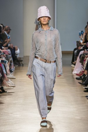 Cividini Sommer 2020
info@imaxtree.com Greige Hose und transparentes Hemd von Cividini Sommer 2020