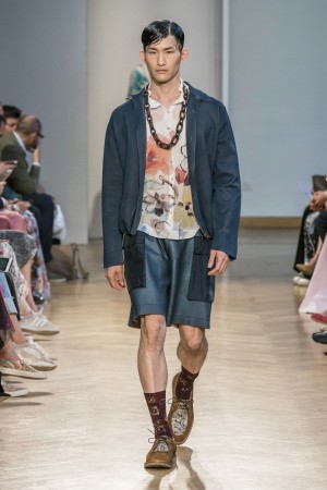 Cividini Sommer 2020 info@imaxtree.com Short, Shirt mit Blumendruck, blaue Jacke Cividini Men Sommer 2020