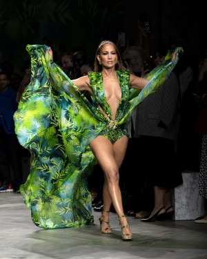 Jennifer Lopez Finale im Jungle Dress bei Versace. Womenswear Schau Sommer 2020 Jennifer Lopez Finale im Jungle Dress bei Versace. Womenswear Schau Sommer 2020