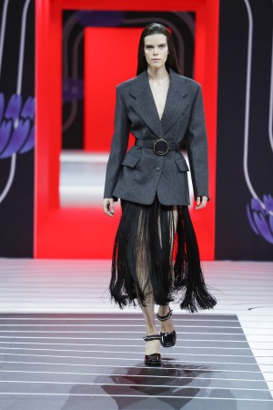 Prada Winter 2020/21 Look von Prada Winter 2020/21 mi5 40er Jahre Silhouette. Fransenrock