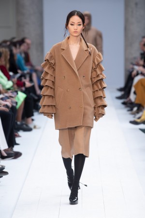 Max Mara Winter 2020/21 Beiger Look mit Volant-Ärmeln von Max Mara Winter 2020/21