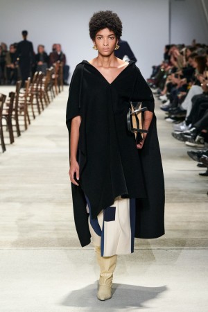 Jil Sander Winter 2020/211 Look von Jil Sander Winter 2020/21 mir capeartigem Kleide