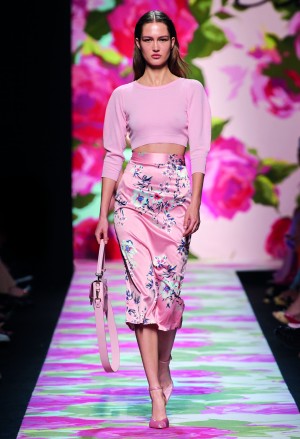 _Blumarine Sommer 2020 Blumarine Sommer 2020 Pinknfarbener Look mit Blumen
