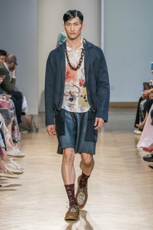 Cividini Sommer 2020
info@imaxtree.com
Männerlook mit Blumenshirt info@imaxtree.com Cividini Sommer 2020 info@imaxtree.com Männerlook mit Blumenshirt