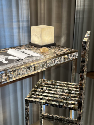 Kostbarer Perlmutttisch von Armani Casa
Foto: Nikolas Feireiss