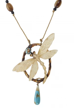 Collier – Horn, handgeschnitzt und bemalt
Glasperlen
Motiv Libelle.
Signiert: GIP (Georges Pierre)
Jugendstil – Frankreich um 1900